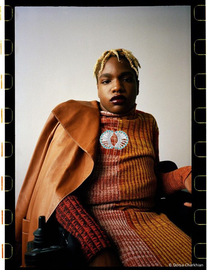 Concept mockup: the brooch worn on the chest.